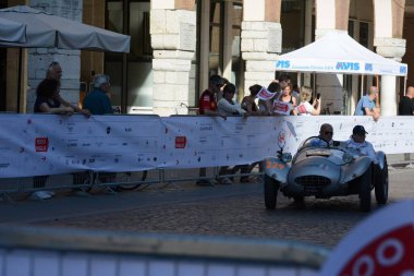 FERRARA, ITALY - 15 Haziran 2024: 2024 Mille Miglia boyunca Ferrara sokaklarında klasik bir araba yarışı.