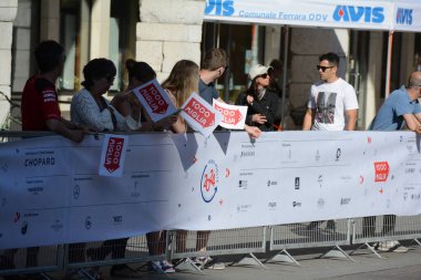 FERRARA, ITALY - 15 Haziran 2024: 2024 Mille Miglia boyunca Ferrara sokaklarında klasik bir araba yarışı.