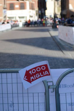 FERRARA, ITALY - 15 Haziran 2024: 2024 Mille Miglia boyunca Ferrara sokaklarında klasik bir araba yarışı.