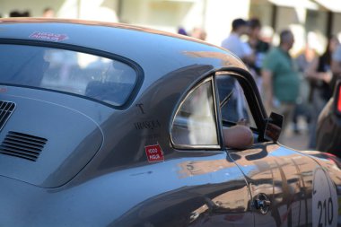 FERRARA, ITALY - 15 Haziran 2024: 2024 Mille Miglia boyunca Ferrara sokaklarında klasik bir araba yarışı.