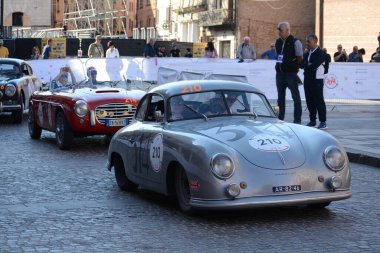 FERRARA, ITALY - 15 Haziran 2024: 2024 Mille Miglia boyunca Ferrara sokaklarında klasik bir araba yarışı.