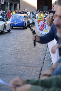 FERRARA, ITALY - 15 Haziran 2024: 2024 Mille Miglia boyunca Ferrara sokaklarında klasik bir araba yarışı.
