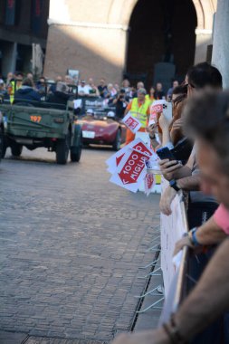 FERRARA, ITALY - 15 Haziran 2024: 2024 Mille Miglia boyunca Ferrara sokaklarında klasik bir araba yarışı.
