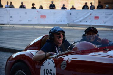 FERRARA, ITALY - 15 Haziran 2024: 2024 Mille Miglia boyunca Ferrara sokaklarında klasik bir araba yarışı.