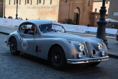 FERRARA, ITALY - 15 Haziran 2024: 2024 Mille Miglia boyunca Ferrara sokaklarında klasik bir araba yarışı.