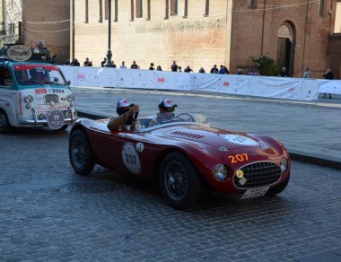 FERRARA, ITALY - 15 Haziran 2024: 2024 Mille Miglia boyunca Ferrara sokaklarında klasik bir araba yarışı.