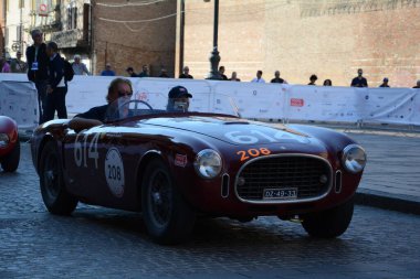 FERRARA, ITALY - 15 Haziran 2024: 2024 Mille Miglia boyunca Ferrara sokaklarında klasik bir araba yarışı.
