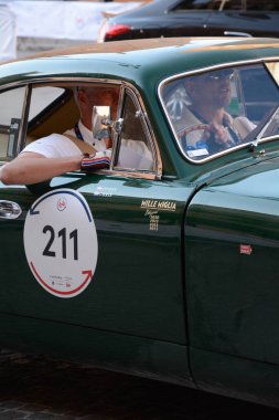 FERRARA, ITALY - 15 Haziran 2024: 2024 Mille Miglia boyunca Ferrara sokaklarında klasik bir araba yarışı.