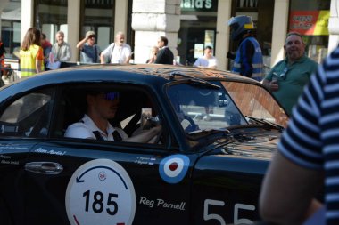 FERRARA, ITALY - 15 Haziran 2024: 2024 Mille Miglia boyunca Ferrara sokaklarında klasik bir araba yarışı.