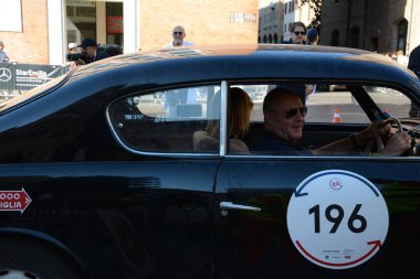 FERRARA, ITALY - 15 Haziran 2024: 2024 Mille Miglia boyunca Ferrara sokaklarında klasik bir araba yarışı.