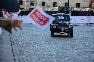 FERRARA, ITALY - 15 Haziran 2024: 2024 Mille Miglia boyunca Ferrara sokaklarında klasik bir araba yarışı.