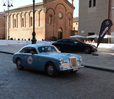 FERRARA, ITALY - 15 Haziran 2024: 2024 Mille Miglia boyunca Ferrara sokaklarında klasik bir araba yarışı.