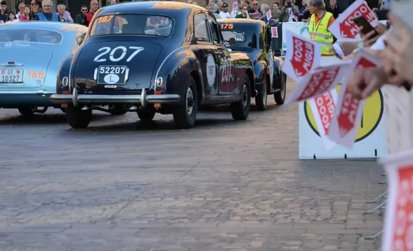 FERRARA, ITALY - 15 Haziran 2024: 2024 Mille Miglia boyunca Ferrara sokaklarında klasik bir araba yarışı.