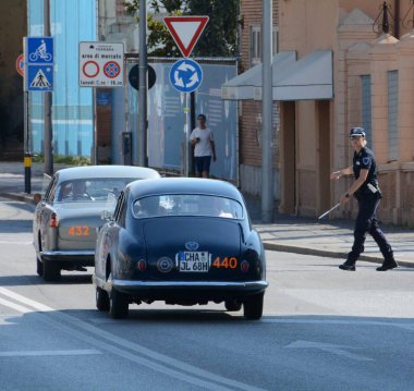 FERRARA, ITALY - 15 Haziran 2024: 2024 Mille Miglia boyunca Ferrara sokaklarında klasik bir araba yarışı.