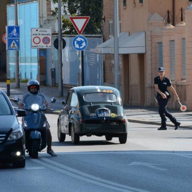 FERRARA, ITALY - 15 Haziran 2024: 2024 Mille Miglia boyunca Ferrara sokaklarında klasik bir araba yarışı.