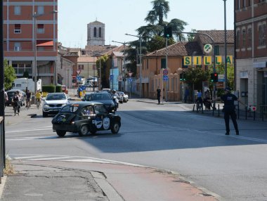 FERRARA, ITALY - 15 Haziran 2024: 2024 Mille Miglia boyunca Ferrara sokaklarında klasik bir araba yarışı.