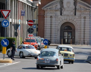 FERRARA, ITALY - 15 Haziran 2024: 2024 Mille Miglia boyunca Ferrara sokaklarında klasik bir araba yarışı.