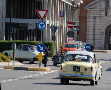 FERRARA, ITALY - 15 Haziran 2024: 2024 Mille Miglia boyunca Ferrara sokaklarında klasik bir araba yarışı.