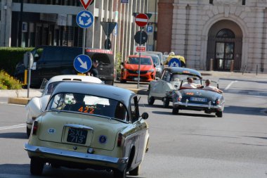 FERRARA, ITALY - 15 Haziran 2024: 2024 Mille Miglia boyunca Ferrara sokaklarında klasik bir araba yarışı.