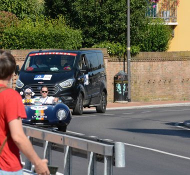 FERRARA, ITALY - 15 Haziran 2024: 2024 Mille Miglia boyunca Ferrara sokaklarında klasik bir araba yarışı.