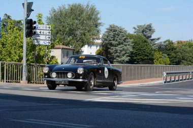 FERRARA, ITALY - 15 Haziran 2024: 2024 Mille Miglia boyunca Ferrara sokaklarında klasik bir araba yarışı.