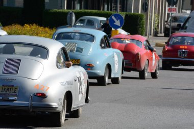 FERRARA, ITALY - 15 Haziran 2024: 2024 Mille Miglia boyunca Ferrara sokaklarında klasik bir araba yarışı.