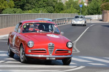 FERRARA, ITALY - 15 Haziran 2024: 2024 Mille Miglia boyunca Ferrara sokaklarında klasik bir araba yarışı.