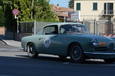 FERRARA, ITALY - 15 Haziran 2024: 2024 Mille Miglia boyunca Ferrara sokaklarında klasik bir araba yarışı.