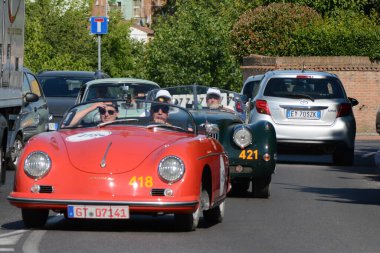 FERRARA, ITALY - 15 Haziran 2024: 2024 Mille Miglia boyunca Ferrara sokaklarında klasik bir araba yarışı.