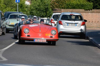 FERRARA, ITALY - 15 Haziran 2024: 2024 Mille Miglia boyunca Ferrara sokaklarında klasik bir araba yarışı.