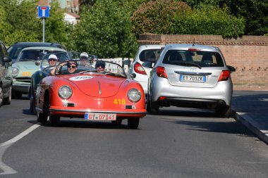 FERRARA, ITALY - 15 Haziran 2024: 2024 Mille Miglia boyunca Ferrara sokaklarında klasik bir araba yarışı.