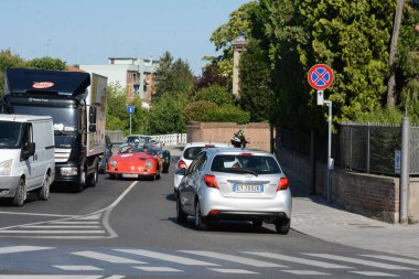 FERRARA, ITALY - 15 Haziran 2024: 2024 Mille Miglia boyunca Ferrara sokaklarında klasik bir araba yarışı.