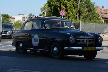 FERRARA, ITALY - 15 Haziran 2024: 2024 Mille Miglia boyunca Ferrara sokaklarında klasik bir araba yarışı.