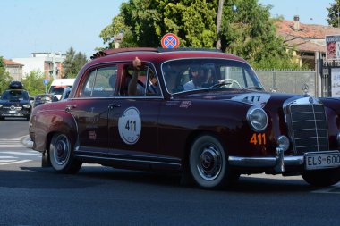 FERRARA, ITALY - 15 Haziran 2024: 2024 Mille Miglia boyunca Ferrara sokaklarında klasik bir araba yarışı.