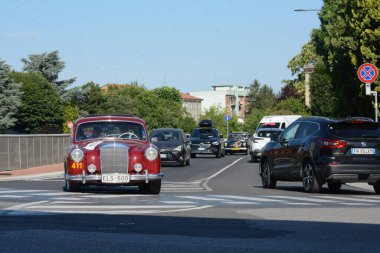 FERRARA, ITALY - 15 Haziran 2024: 2024 Mille Miglia boyunca Ferrara sokaklarında klasik bir araba yarışı.