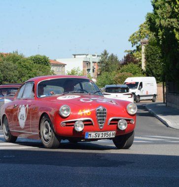 FERRARA, ITALY - 15 Haziran 2024: 2024 Mille Miglia boyunca Ferrara sokaklarında klasik bir araba yarışı.