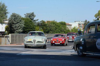 FERRARA, ITALY - 15 Haziran 2024: 2024 Mille Miglia boyunca Ferrara sokaklarında klasik bir araba yarışı.