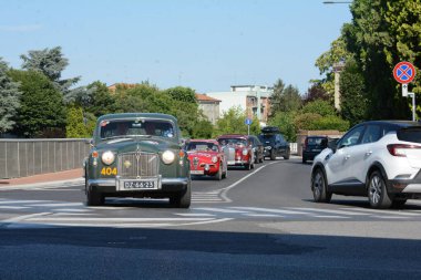 FERRARA, ITALY - 15 Haziran 2024: 2024 Mille Miglia boyunca Ferrara sokaklarında klasik bir araba yarışı.