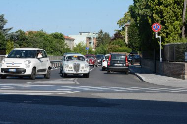 FERRARA, ITALY - 15 Haziran 2024: 2024 Mille Miglia boyunca Ferrara sokaklarında klasik bir araba yarışı.