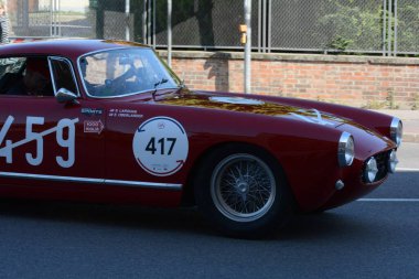 FERRARA, ITALY - 15 Haziran 2024: 2024 Mille Miglia boyunca Ferrara sokaklarında klasik bir araba yarışı.