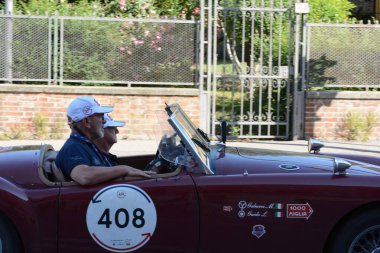 FERRARA, ITALY - 15 Haziran 2024: 2024 Mille Miglia boyunca Ferrara sokaklarında klasik bir araba yarışı.