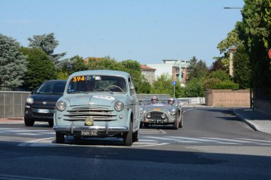 FERRARA, ITALY - 15 Haziran 2024: 2024 Mille Miglia boyunca Ferrara sokaklarında klasik bir araba yarışı.