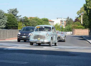 FERRARA, ITALY - 15 Haziran 2024: 2024 Mille Miglia boyunca Ferrara sokaklarında klasik bir araba yarışı.