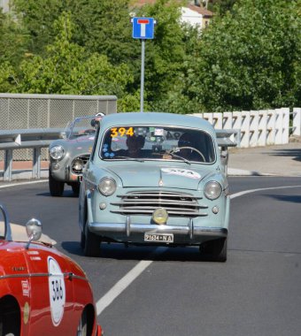 FERRARA, ITALY - 15 Haziran 2024: 2024 Mille Miglia boyunca Ferrara sokaklarında klasik bir araba yarışı.