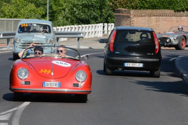 FERRARA, ITALY - 15 Haziran 2024: 2024 Mille Miglia boyunca Ferrara sokaklarında klasik bir araba yarışı.