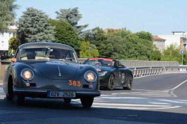 FERRARA, ITALY - 15 Haziran 2024: 2024 Mille Miglia boyunca Ferrara sokaklarında klasik bir araba yarışı.