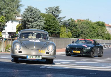 FERRARA, ITALY - 15 Haziran 2024: 2024 Mille Miglia boyunca Ferrara sokaklarında klasik bir araba yarışı.