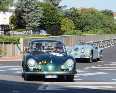 FERRARA, ITALY - 15 Haziran 2024: 2024 Mille Miglia boyunca Ferrara sokaklarında klasik bir araba yarışı.