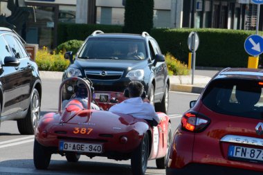 FERRARA, ITALY - 15 Haziran 2024: 2024 Mille Miglia boyunca Ferrara sokaklarında klasik bir araba yarışı.