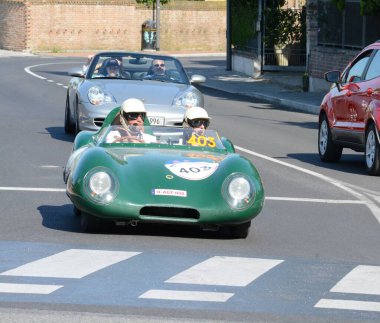 FERRARA, ITALY - 15 Haziran 2024: 2024 Mille Miglia boyunca Ferrara sokaklarında klasik bir araba yarışı.